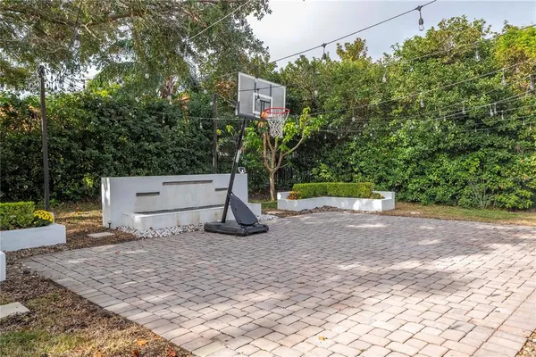 a view of a backyard