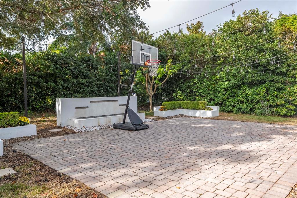 11410 Rapallo Lane Windermere, FL 34786 - Photo 49 of 62 a backyard of a house with a tree