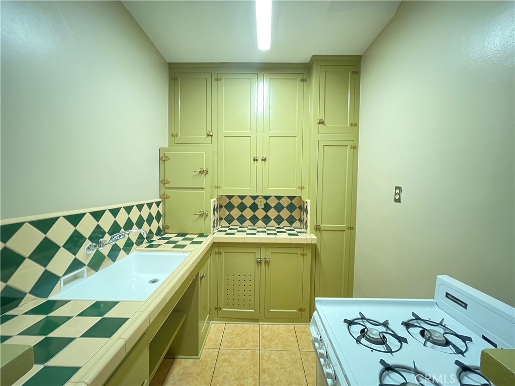 723 East 3rd Street, Unit 12 5 Long Beach, CA 90802 - Photo 6 of 8 a bathroom with a sink and a bathtub