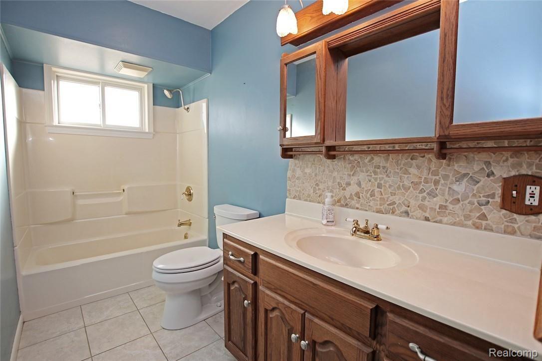 12254 Hill Road Goodrich, MI 48438 - Photo 13 of 52 13) Bathroom.jpg