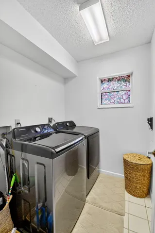 a view of livingroom with furniture