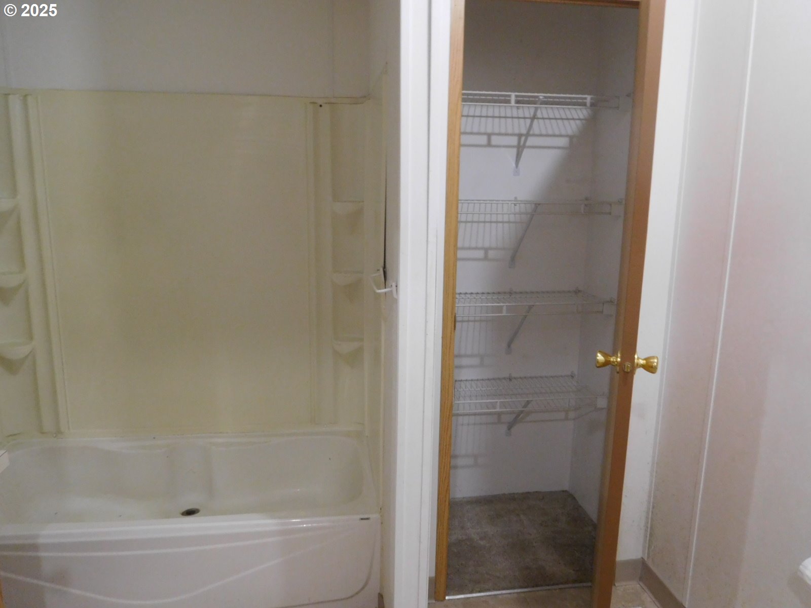 1437 Southwest 37th Street, Unit 43 Pendleton, OR 97801 - Photo 16 of 21 a bathroom with a glass shower door
