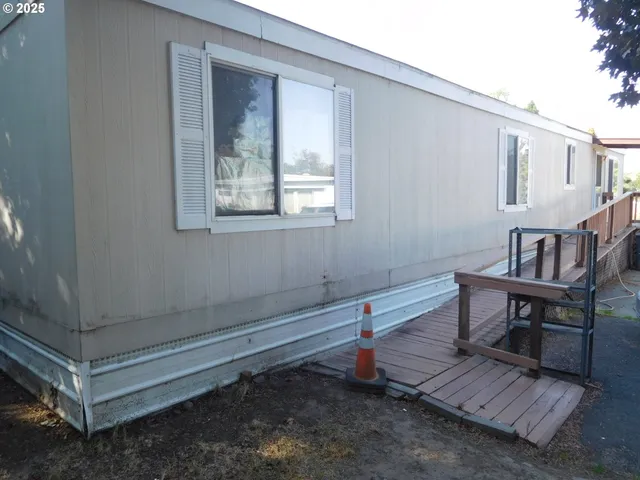 a view of a patio in back of house