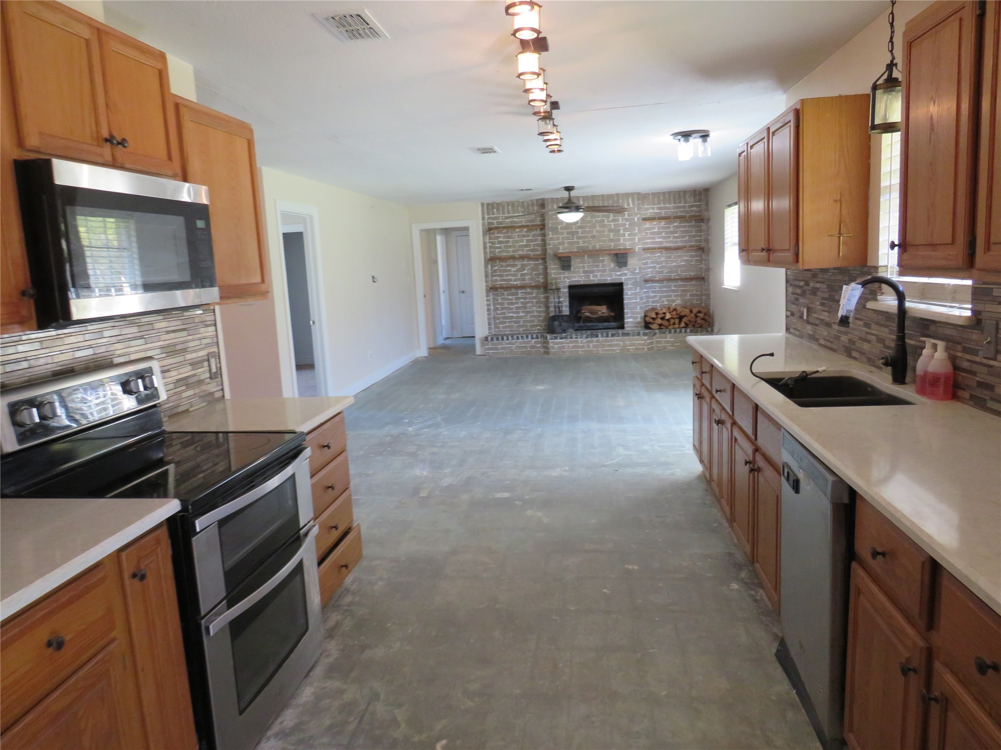 10 Forrest Lane Angleton, TX 77515 - Photo 6 of 20