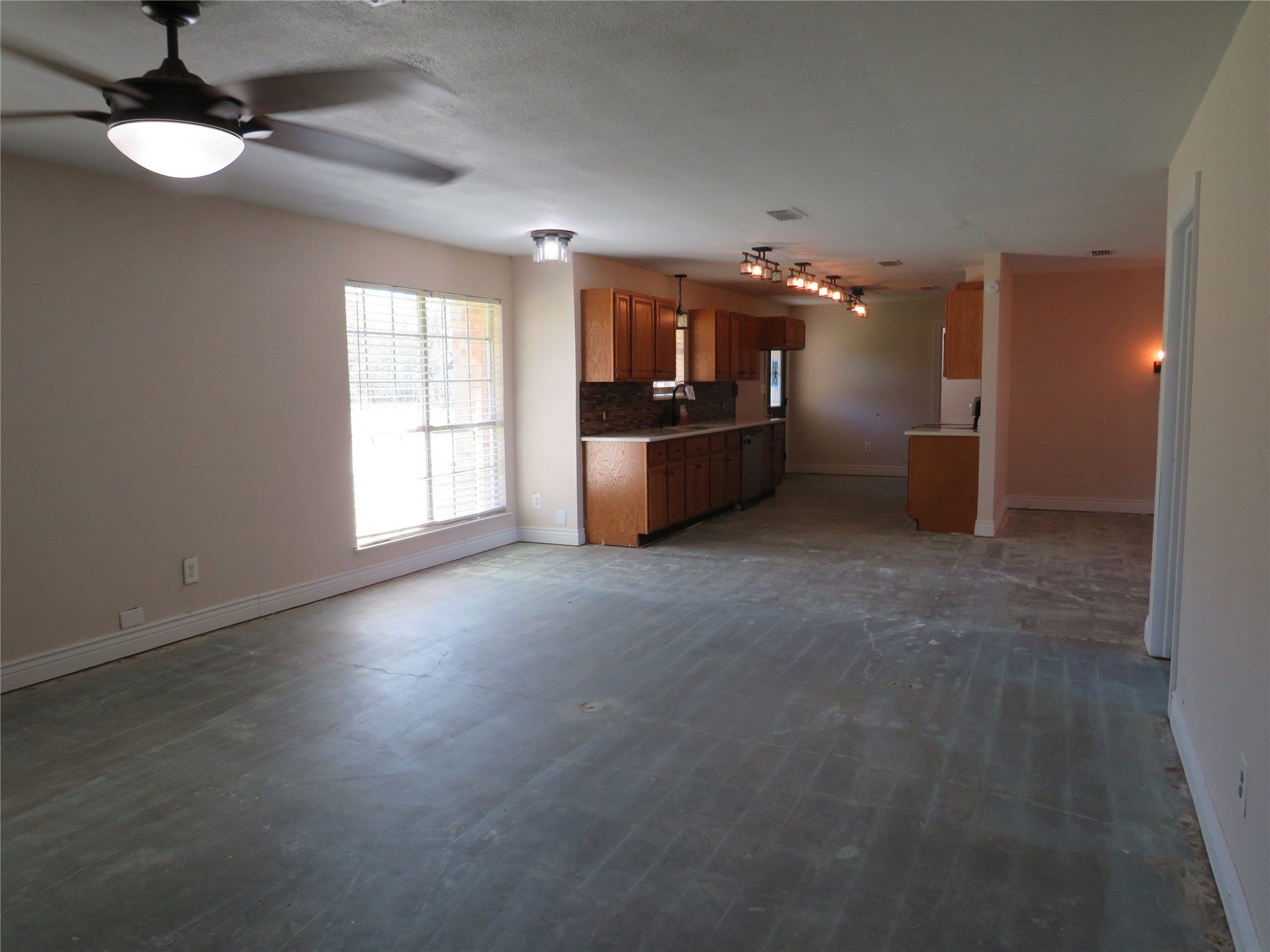 10 Forrest Lane Angleton, TX 77515 - Photo 8 of 20