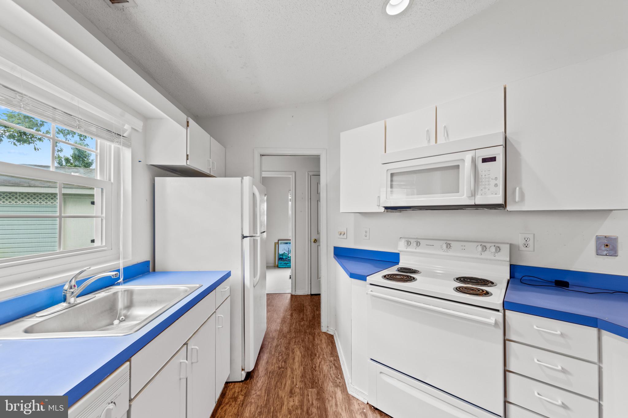 9821 Keyser Point Road, Unit 8D1 Ocean City, MD 21842 - Photo 14 of 33 Kitchen