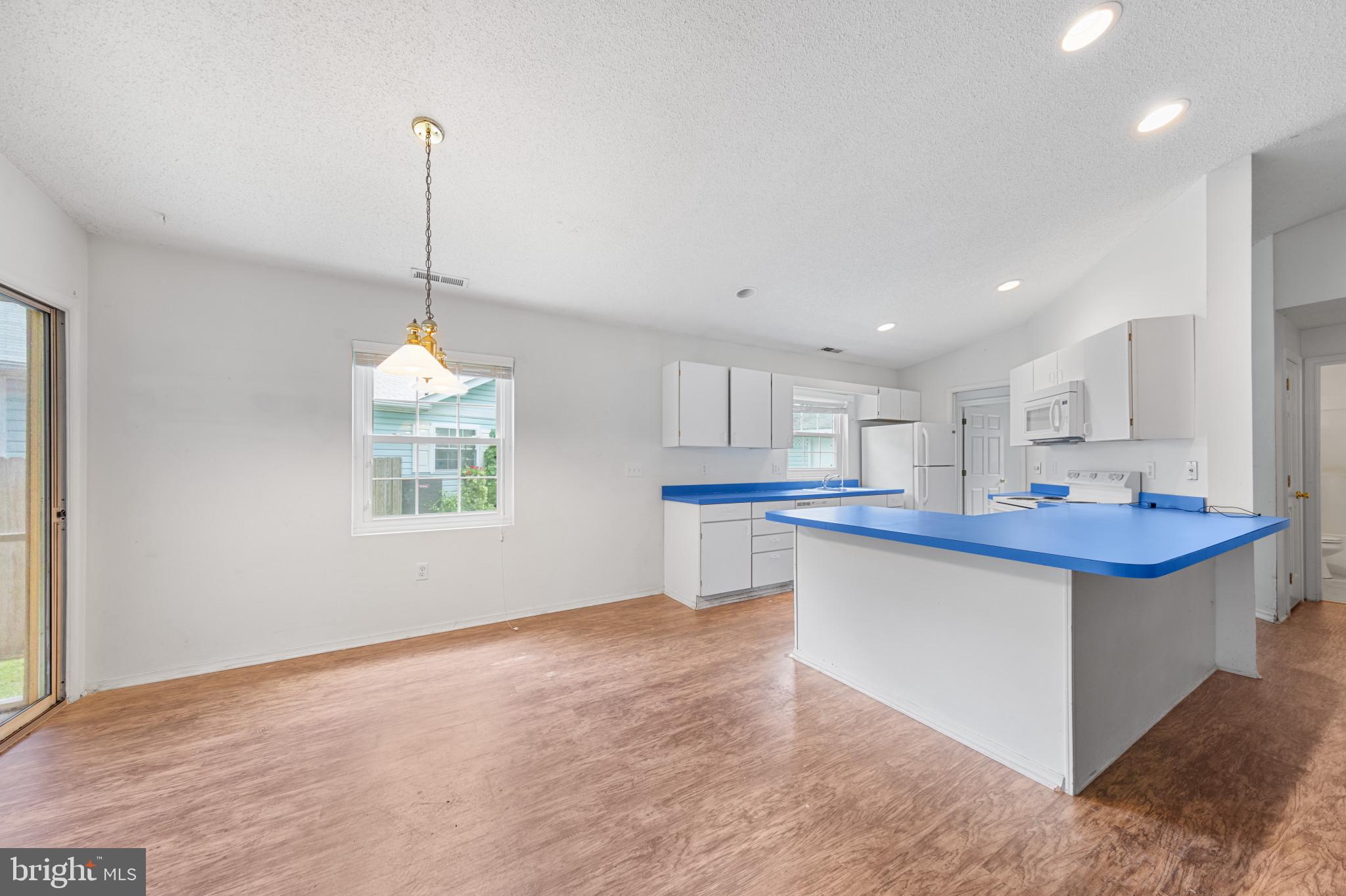 9821 Keyser Point Road, Unit 8D1 Ocean City, MD 21842 - Photo 17 of 33 Kitchen / Dining