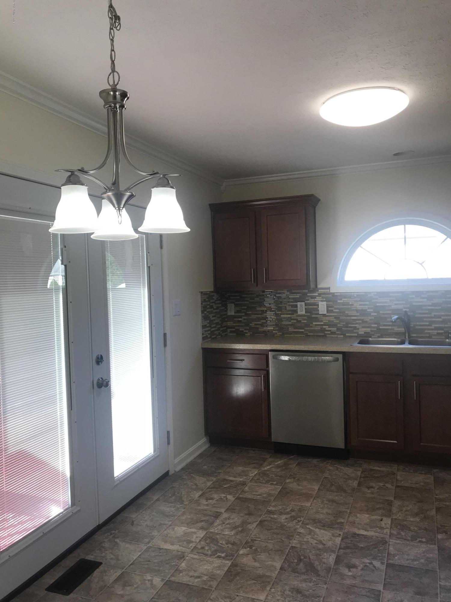6616 Matthews Road Louisville, KY 40258 - Photo 5 of 30 DBCC1908-4025-4BD5-AA27-3A5500CBFC81
