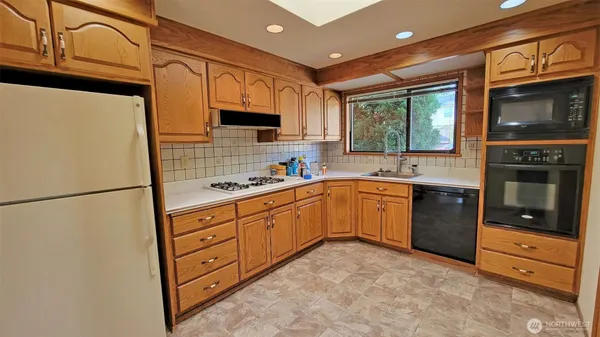 $4,650 | 820 172nd Avenue Northeast, Bellevue, WA 98008