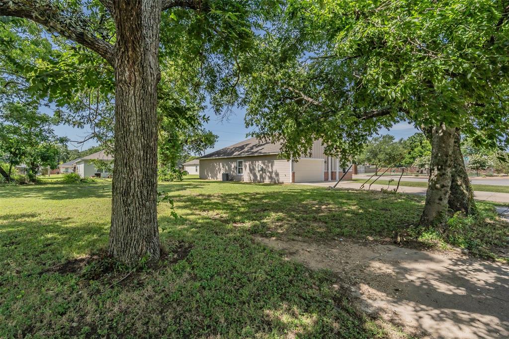 402 Robbins Street Cleburne, TX 76031 - Photo 9 of 40