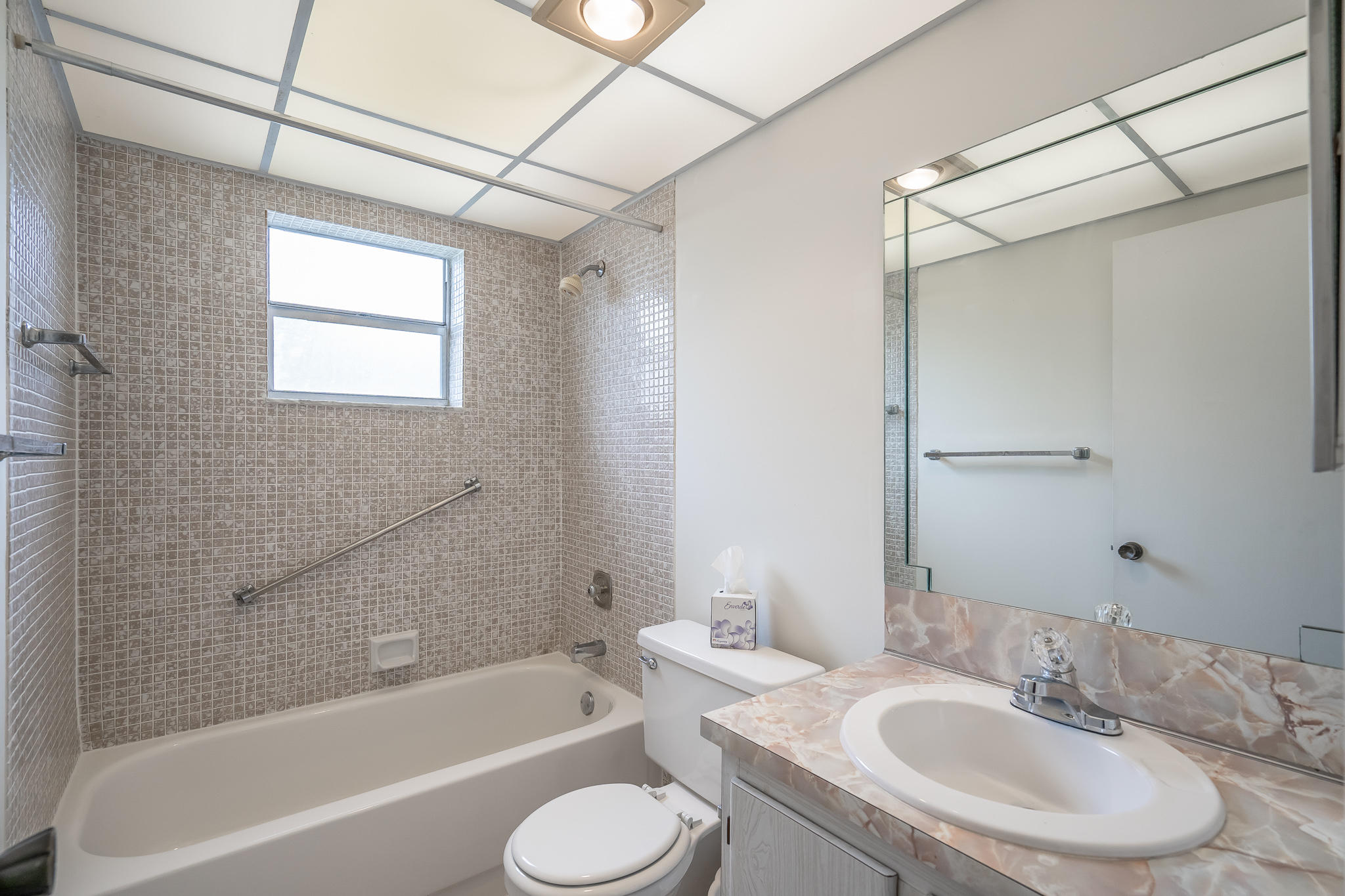 842 Normandy Trail Delray Beach, FL 33484 - Photo 14 of 29 Bath/Tub