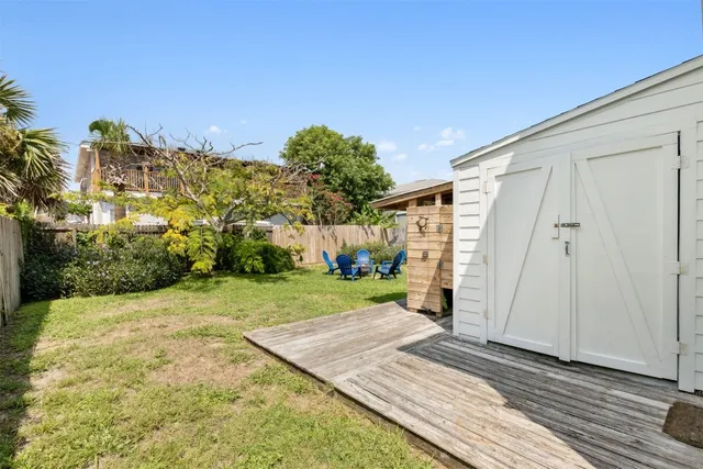 a view of a back yard of the house