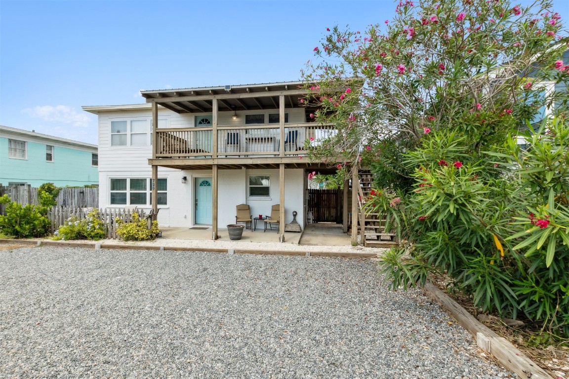 729 North Fletcher Avenue Fernandina Beach, FL 32034 - Photo 4 of 25 a front view of a house with garden