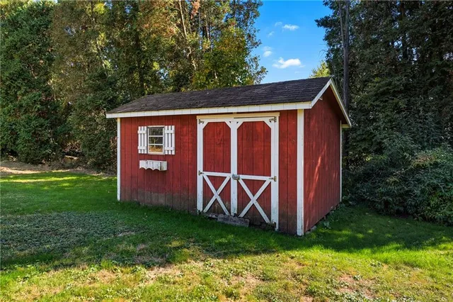 a swimming pool is sitting in the middle of a yard