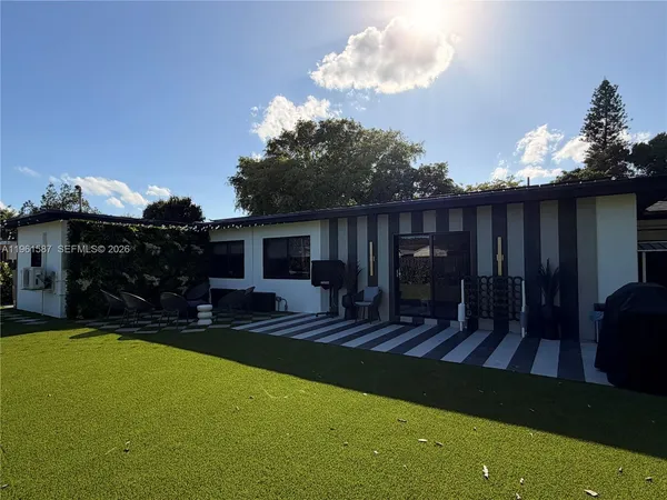 $7,200 | 920 Southwest 50th Avenue, Plantation, FL 33317