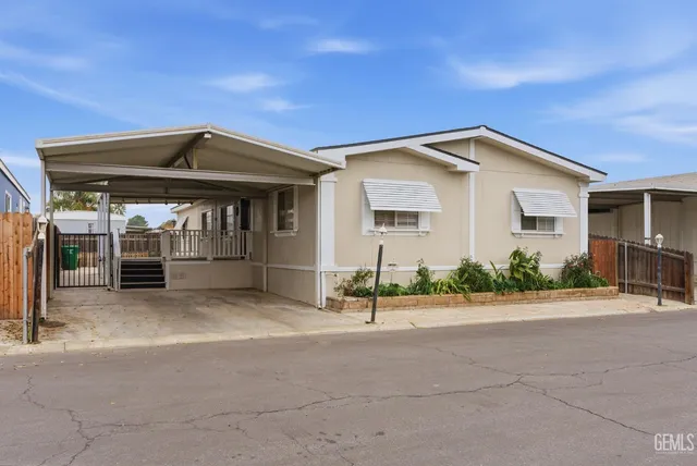a view of a house with entertaining space