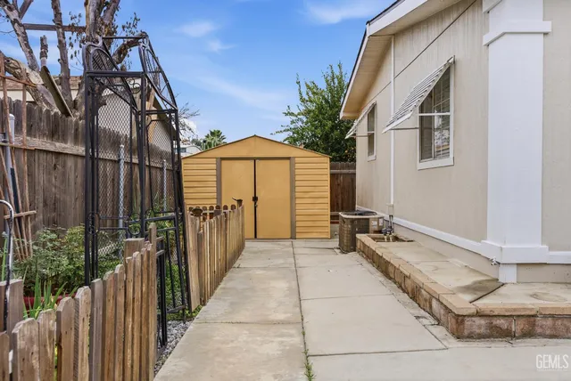 a view of a house with backyard and porch