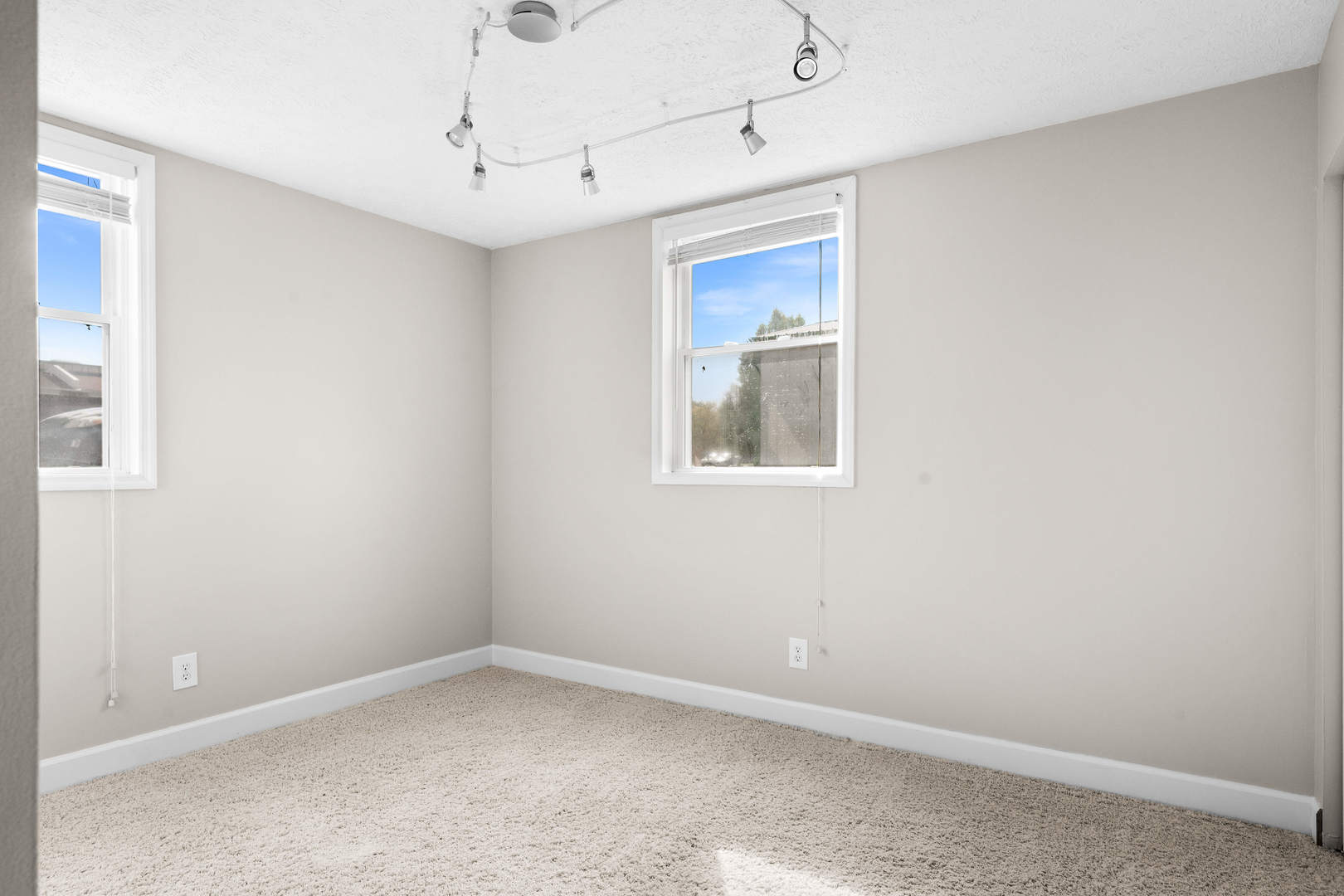 10 Willedrob Road, Unit 26 Bloomington, IL 61701 - Photo 9 of 10 an empty room with a window