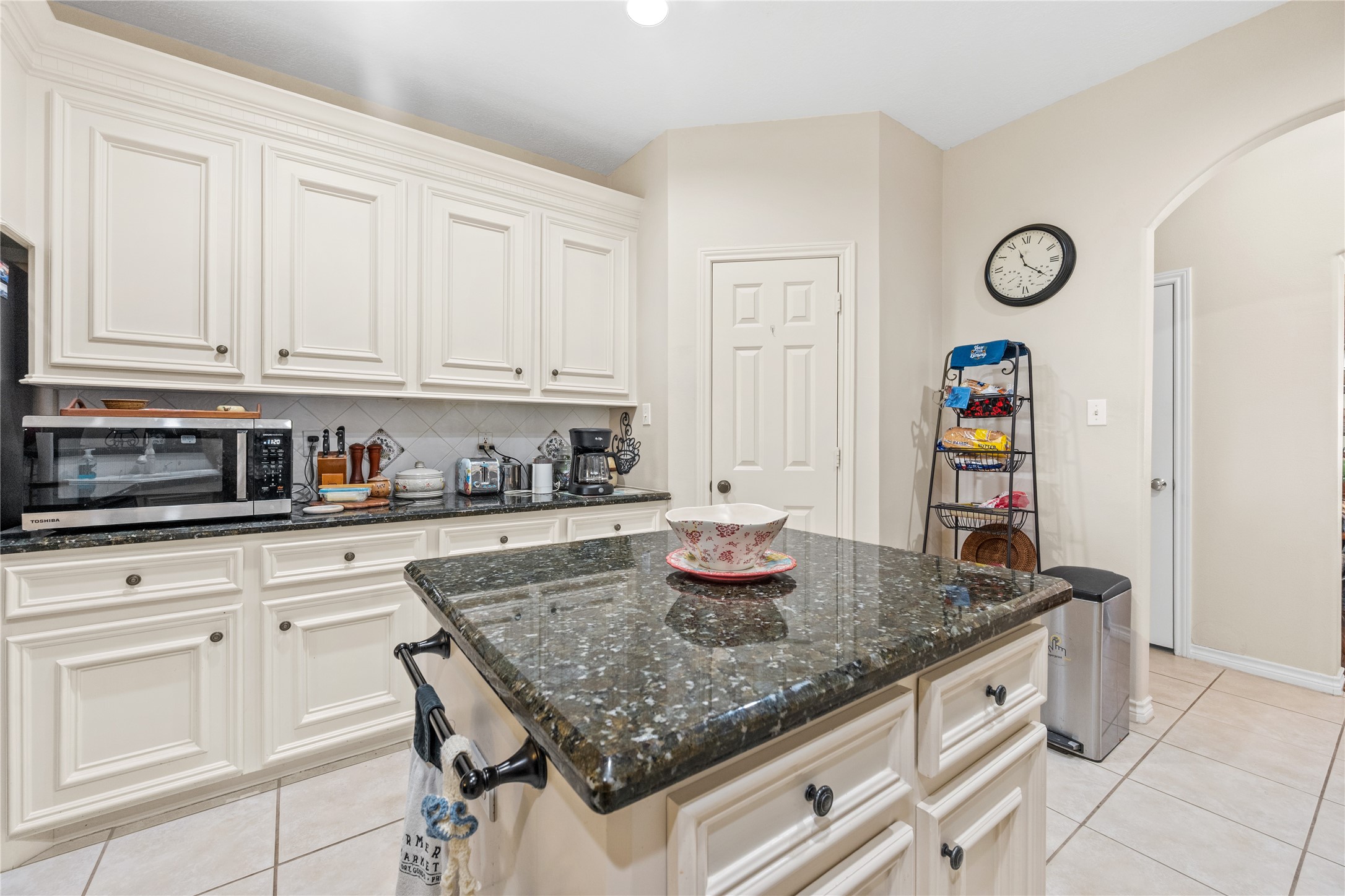 319 Palais Verde Road Montgomery, TX 77356 - Photo 12 of 39 a kitchen with cabinets appliances and a counter space