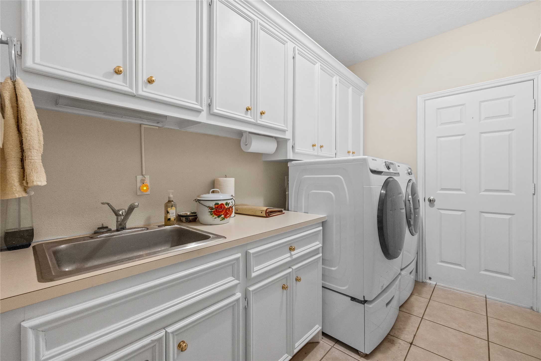 319 Palais Verde Road Montgomery, TX 77356 - Photo 24 of 39 a kitchen with a sink and cabinets