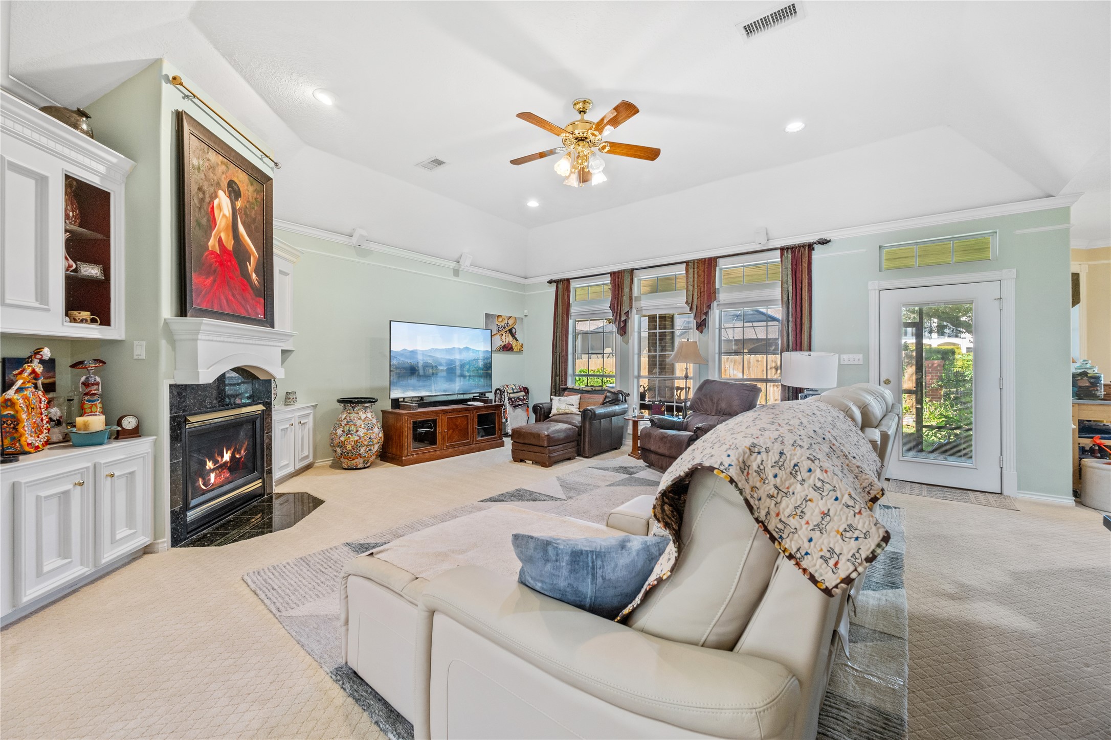 319 Palais Verde Road Montgomery, TX 77356 - Photo 9 of 39 a living room with furniture and a flat screen tv
