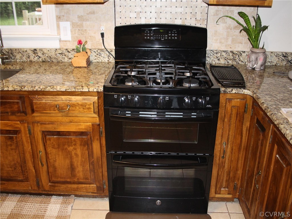 7445 Colts Neck Road Mechanicsville, VA 23111 - Photo 16 of 21 Gas stove