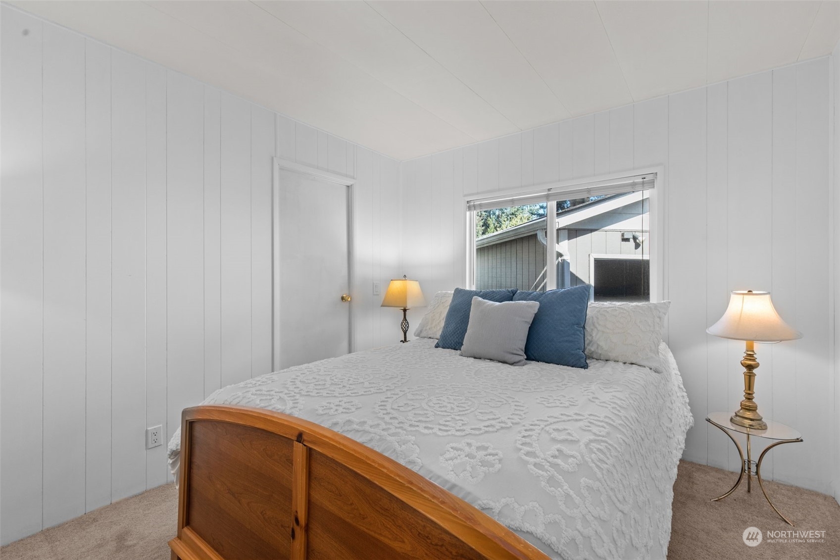 13909 Prairie Ridge Drive East Bonney Lake, WA 98391 - Photo 14 of 36 a bedroom with a bed and a lamp