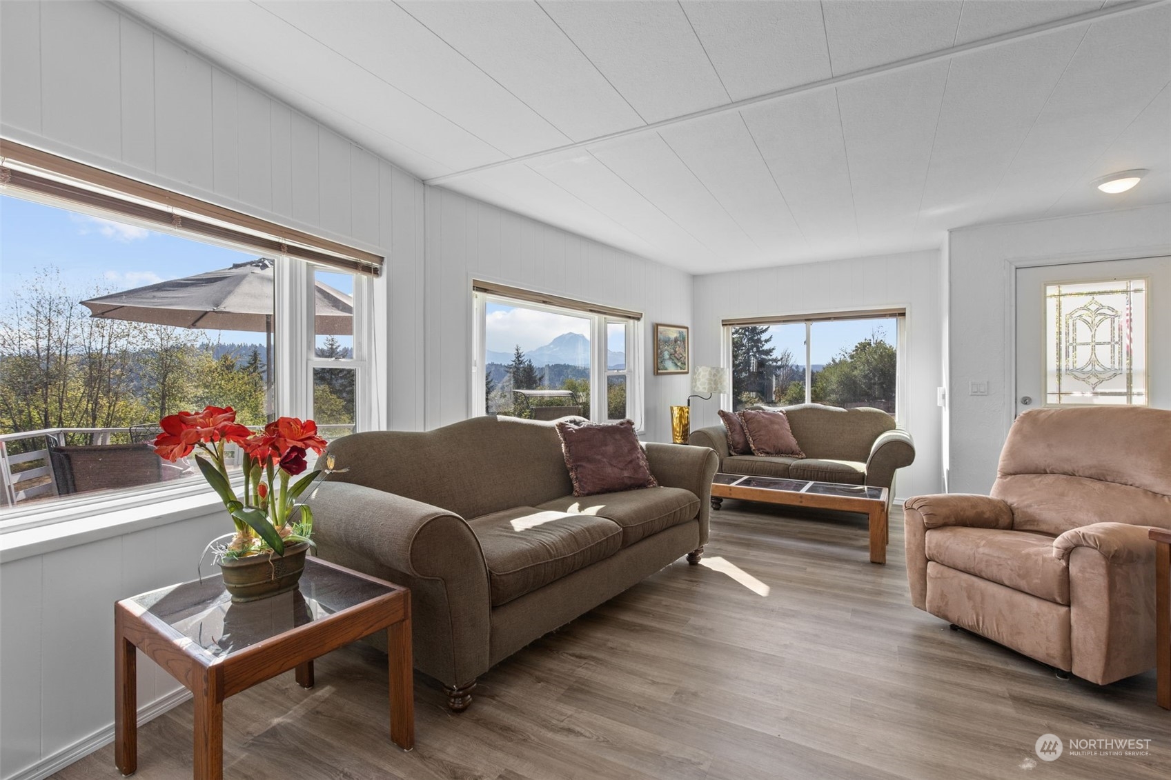 13909 Prairie Ridge Drive East Bonney Lake, WA 98391 - Photo 2 of 36 a living room with furniture and a large window