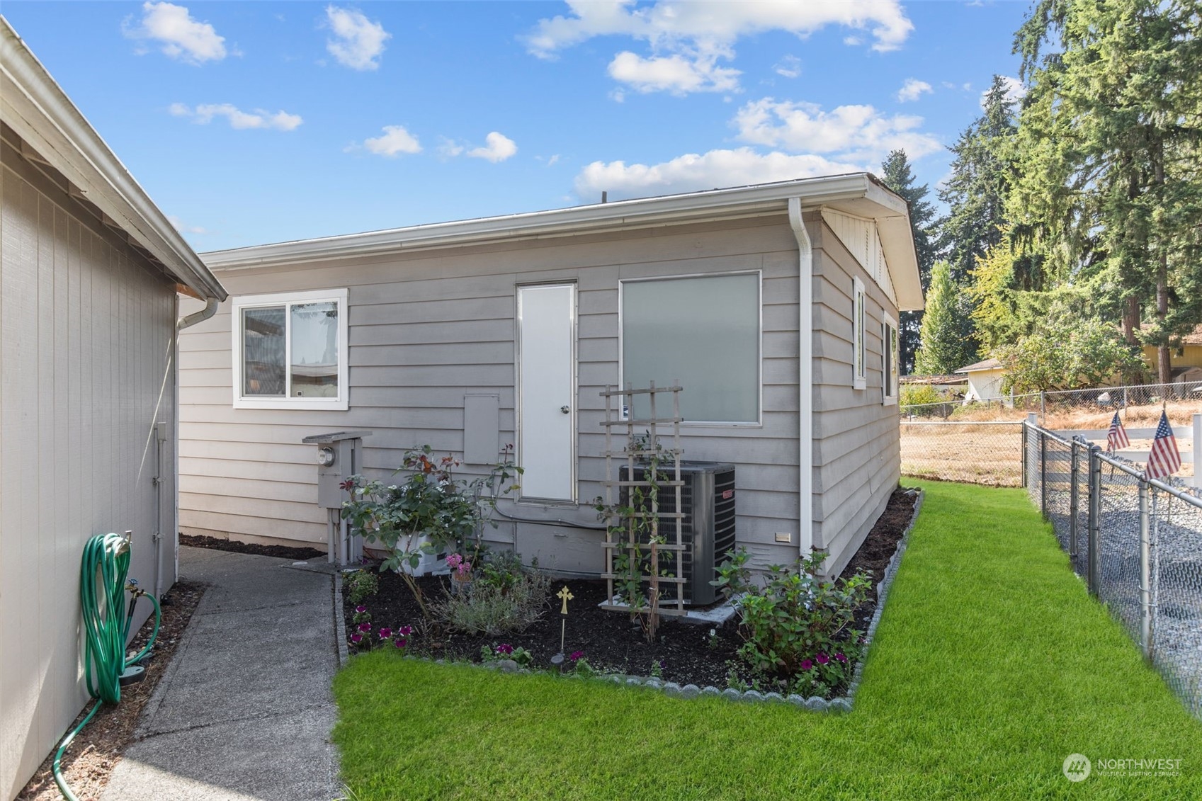 13909 Prairie Ridge Drive East Bonney Lake, WA 98391 - Photo 22 of 36 a backyard of a house with lots of green space