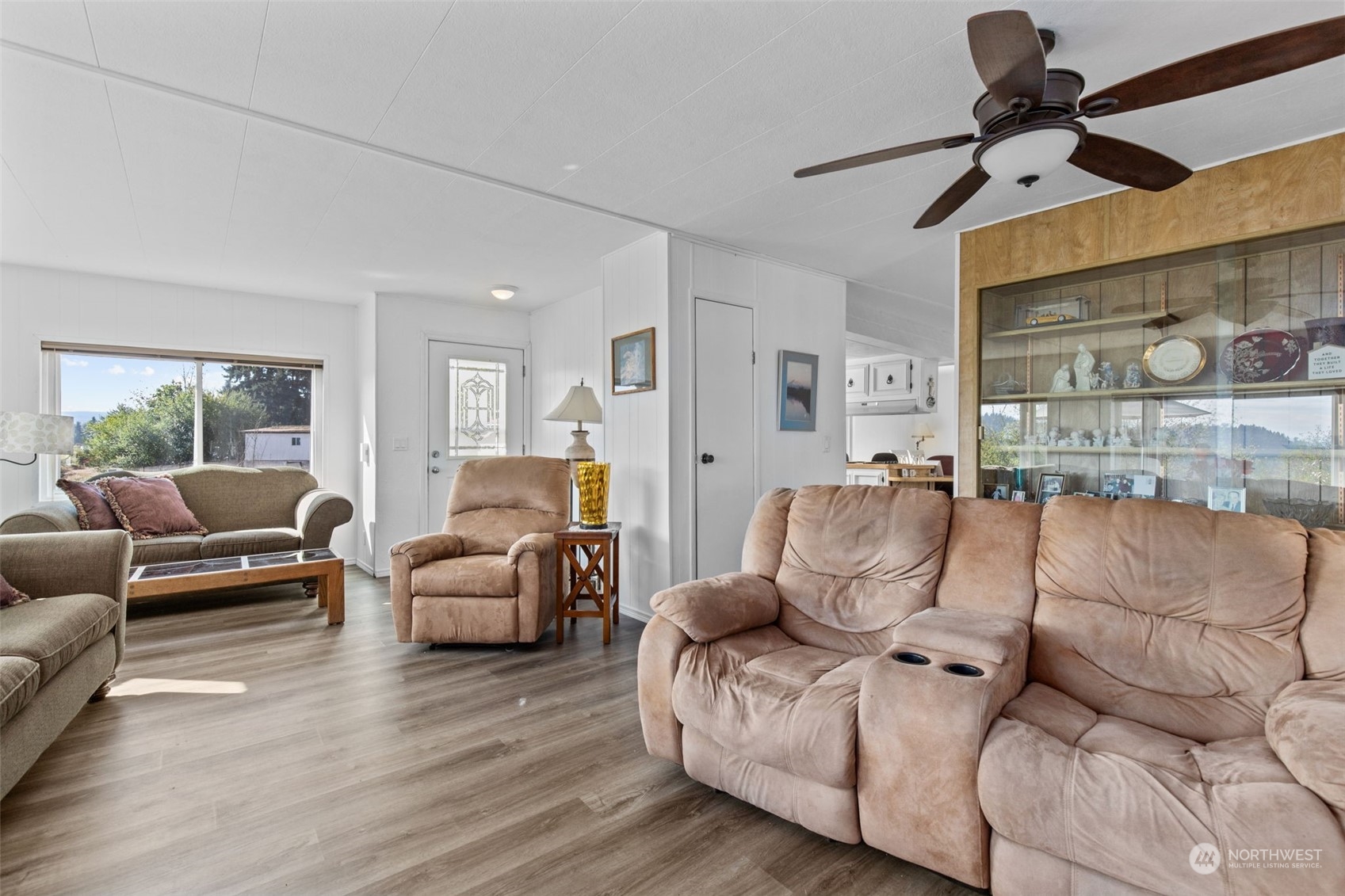 13909 Prairie Ridge Drive East Bonney Lake, WA 98391 - Photo 3 of 36 a living room with furniture