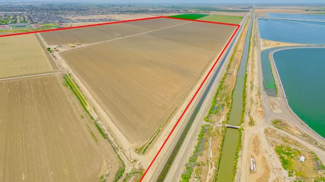 a view of a back yard