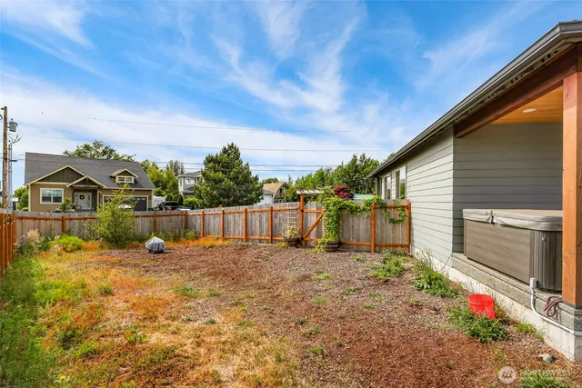 a view of a backyard