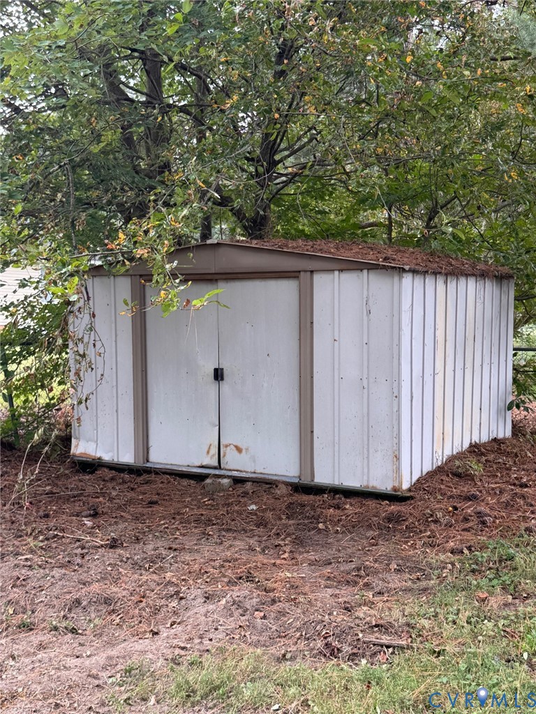 310 East Gwynnfield Road Tappahannock, VA 22560 - Photo 27 of 27 a backyard of a house