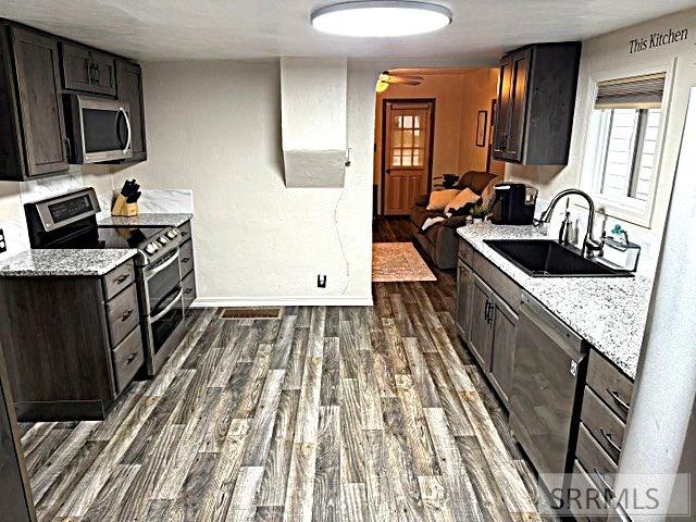 329 North Bridge Street St. Anthony, ID 83445 - Photo 3 of 16 Kitchen with granit and LPV flooring