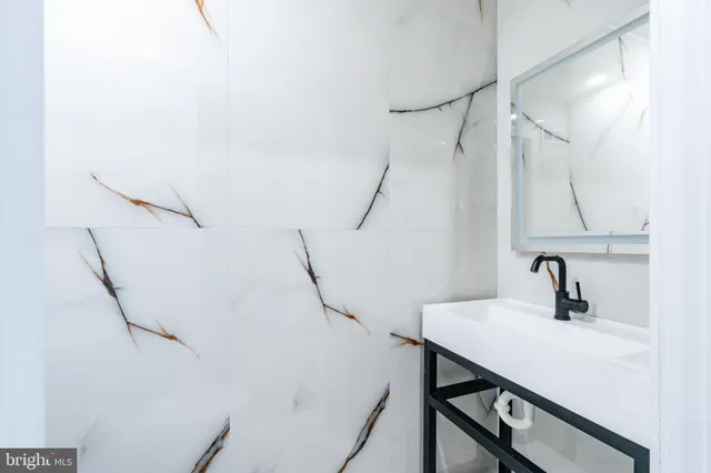 a view of entryway and kitchen