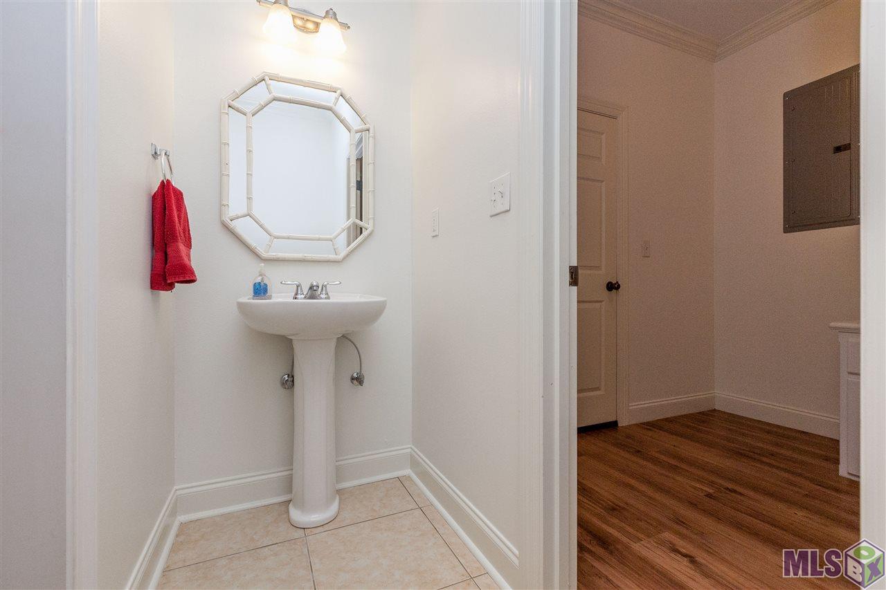 8538 Highcrest Drive Baton Rouge, LA 70809 - Photo 21 of 30 Half Bath