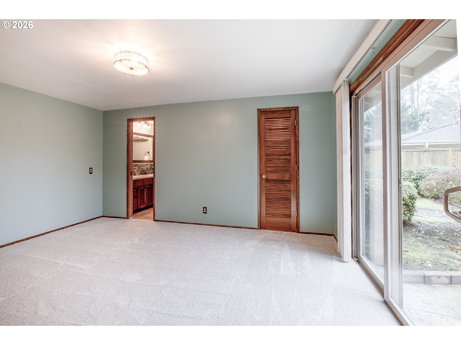 475 Banton Avenue Eugene, OR 97404 - Photo 15 of 34 an empty room with windows and closet