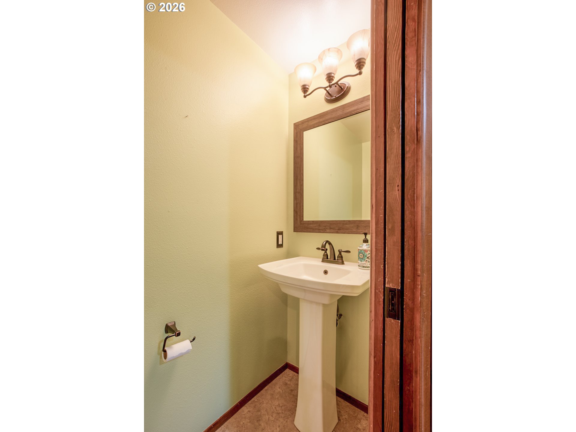 475 Banton Avenue Eugene, OR 97404 - Photo 23 of 34 a bathroom with a sink a mirror and bathtub