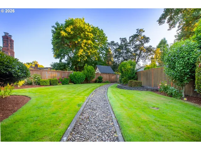 a view of a back yard