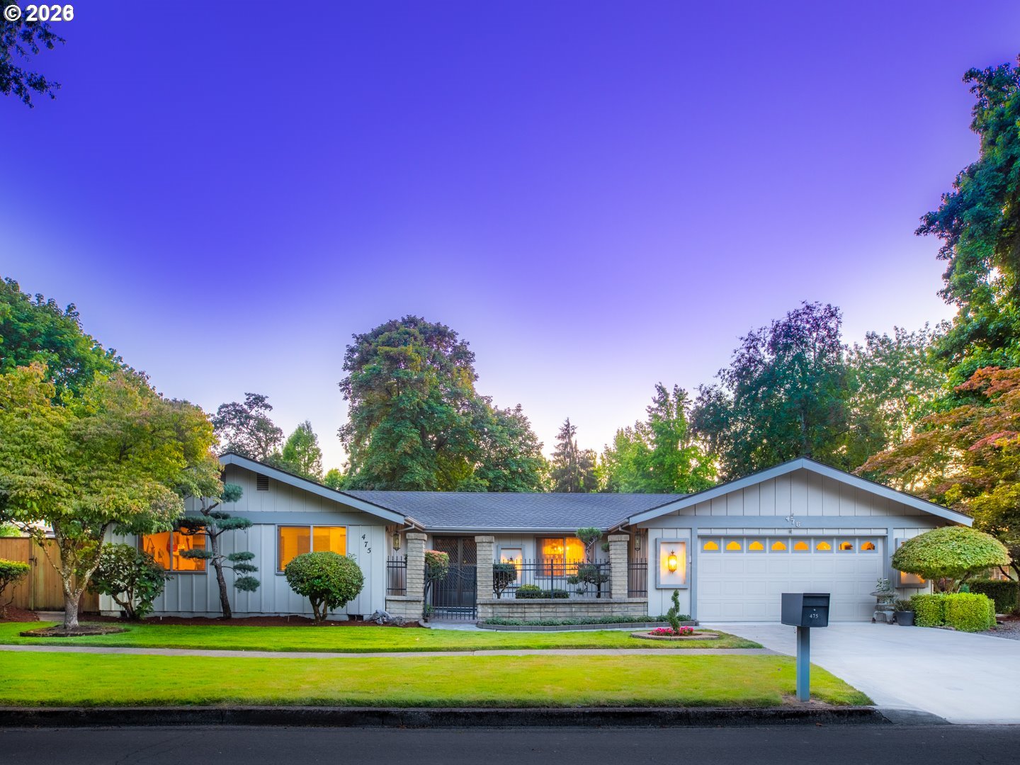 475 Banton Avenue Eugene, OR 97404 - Photo 33 of 34 a front view of a house with a yard