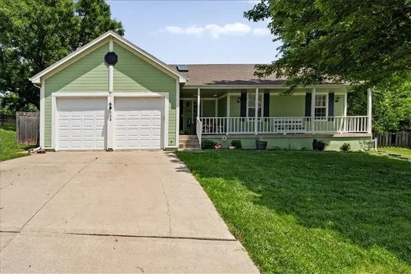 $369,900 | 724 Northeast Hunters Ridge, Lee's Summit, MO 64086