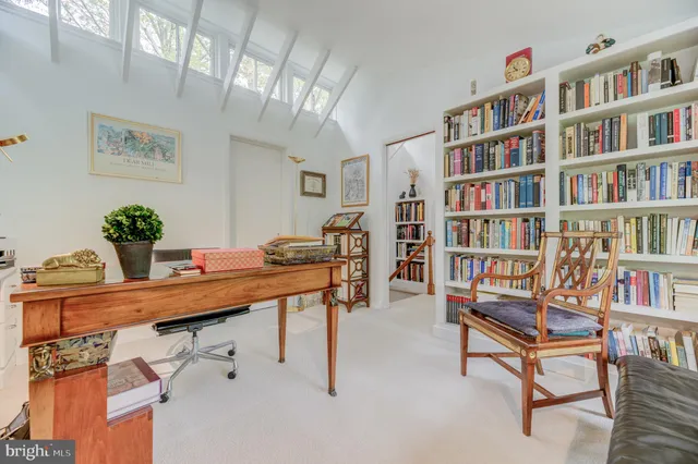 a view of a work space with furniture