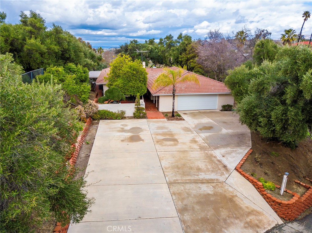 a view of a backyard