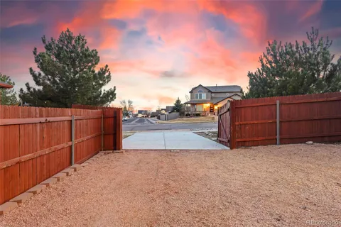a view of a backyard