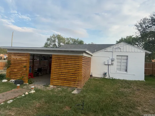 a view of a backyard