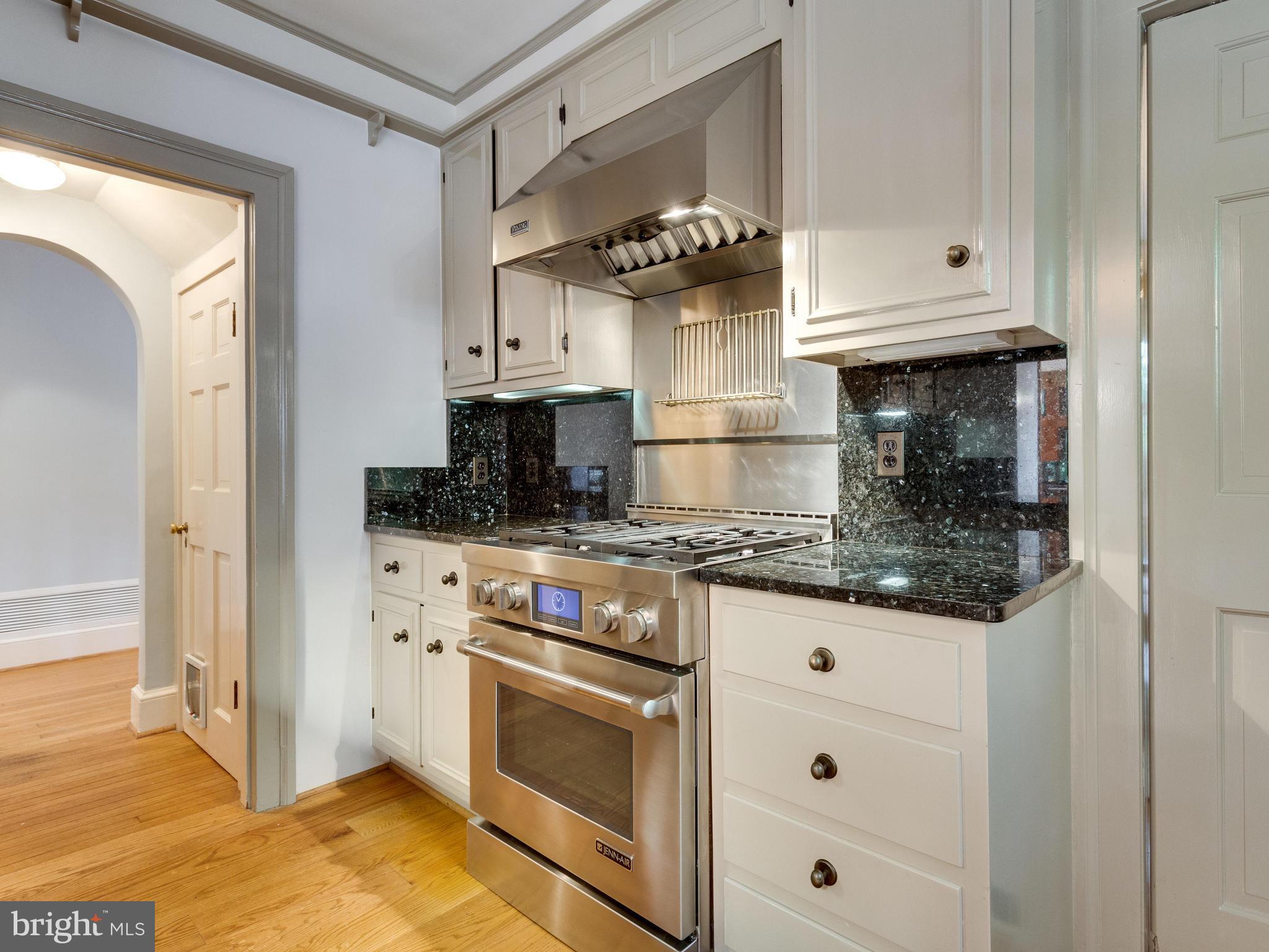 3219 North Glebe Road Arlington, VA 22207 - Photo 10 of 30 Kitchen
