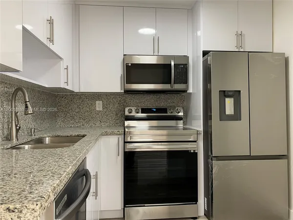 $2,400 | 9320 Fontainebleau Boulevard, Unit 301, Miami, FL 33172
