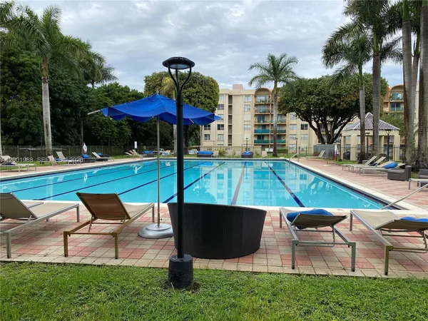 $2,400 | 9320 Fontainebleau Boulevard, Unit 301, Miami, FL 33172