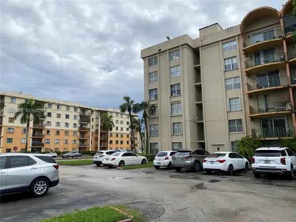 $2,400 | 9320 Fontainebleau Boulevard, Unit 301, Miami, FL 33172