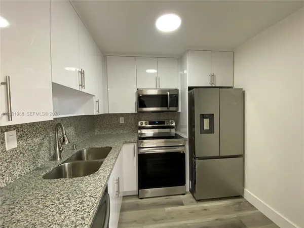 $2,400 | 9320 Fontainebleau Boulevard, Unit 301, Miami, FL 33172